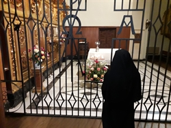 Una monja mínima del Monasterio de Ntra. Sra. de la Victoria, de Daimiel, rezando ante el Santísimo